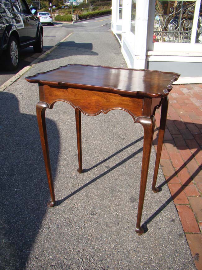 An American Queen Anne 'style' diminutive mahogany tea table, 19th century
